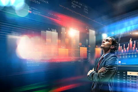 economista observando graficas