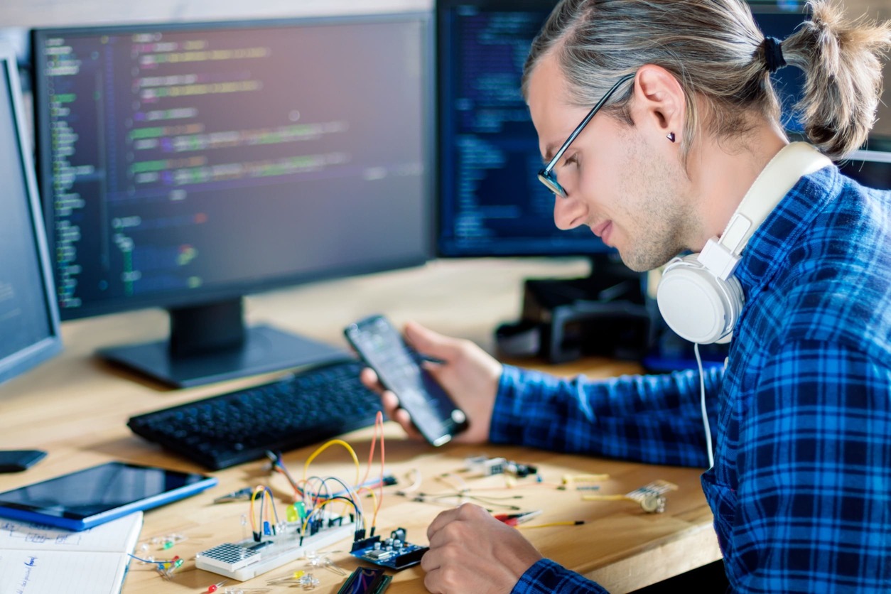 hombre tocando componentes informaticos